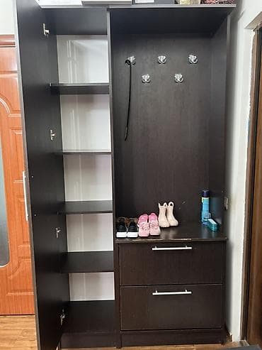 ПРОДАЮ Прихожая-гарнитур из ЛДСП в темном древесном оттенке. На at lalafo.kg ПРОДАЮ Прихожая-гарнитур из ЛДСП в темном древесном оттенке. На