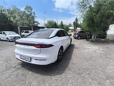 электромобиль станции зарядки: Электромобиль GAC Aion S, белый седан. Ключевые особенности: - — 3