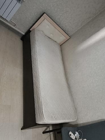 small table: Односпальная кровать с матрасом - Размер спального места примерно — 1