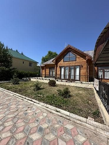 Просторный деревянный дом с благоустроенным участком и большой крытой