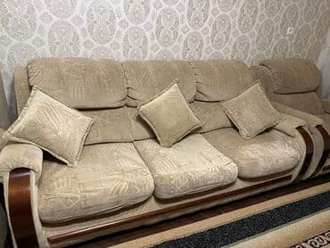 диван два кресла столик: Продаю мягкую мебель, отделка по бокам из красного дерева — 3