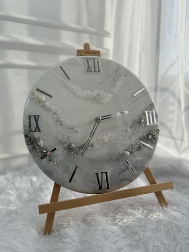 Элегантные настенные часы, выполненные в современном стиле