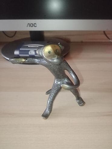 обезьяны: Набор разнородных предметов: 9 микрорайон. 1) Противогазная маска — 4