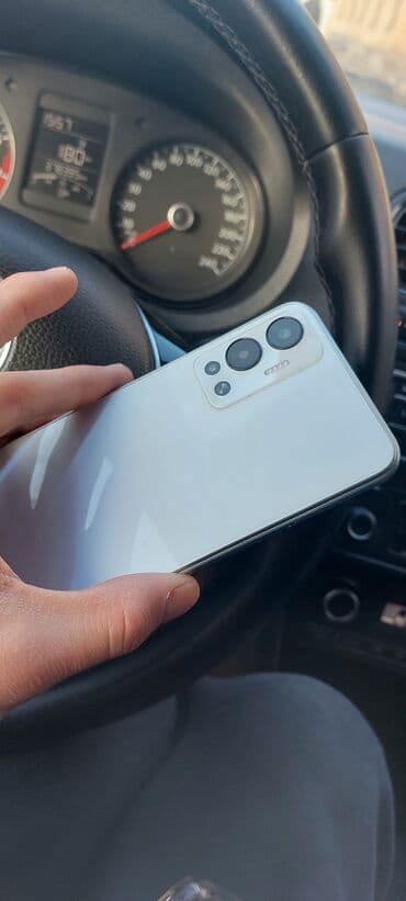 тонкий: Infinix Hot 12, Б/у, 128 ГБ, цвет - Белый, 2 SIM — 2