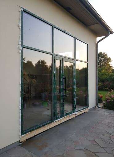 Металлопластиковый оконный блок зеленого цвета с многосекционным