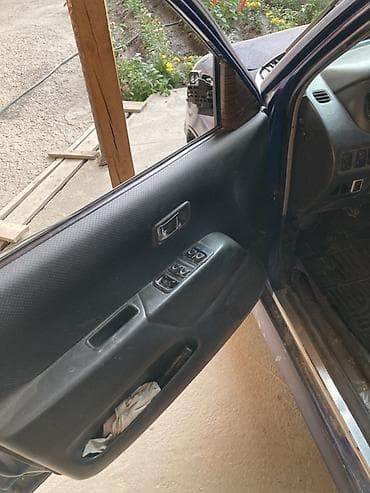 Унаа: Daihatsu Sirion: 2002 г., 1.3 л, Кол менен иштөөчү, Бензин, Хетчбек — 2