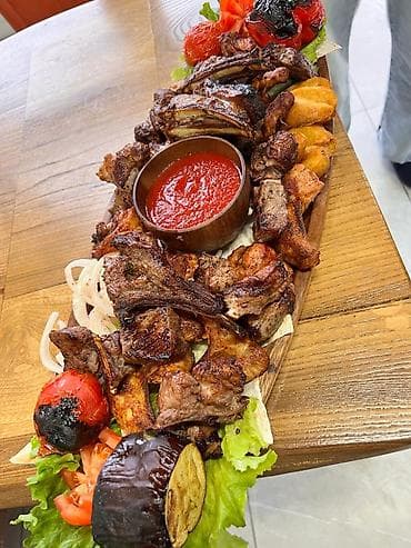 шашлык мясо: Ассорти кавказских блюд и закусок на мангале - Люля-кебаб в лаваше — 4