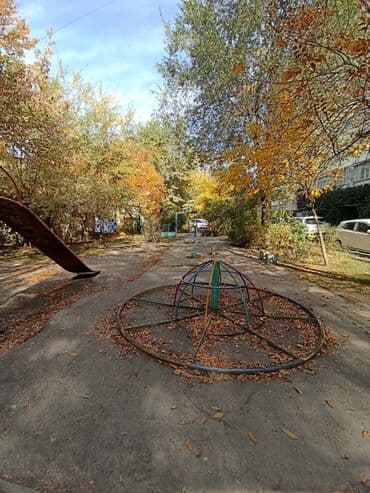 продаю квартиру 8 мкр бишкек: 1 комната, 39 м², 106 серия, 8 этаж, Старый ремонт — 16