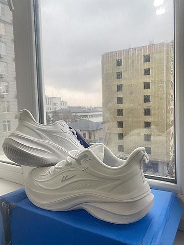 Женская обувь: Белые кроссовки с массивной подошвой - Универсальный дизайн в — 1