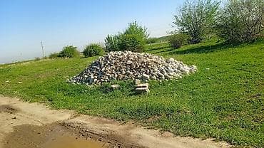 горные камни: Речной/окатанный камень и бетонные бордюры - Большая куча природного — 1