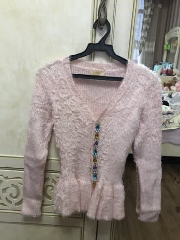 тёплая кофт кардиган: Продаю очень нежную кофту,есть в белом и в розовом цвете.Качество — 2