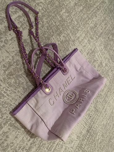 Другие комплектующие: Сумка-тоут Chanel, сиреневого оттенка. Особенности: - Материал — 8