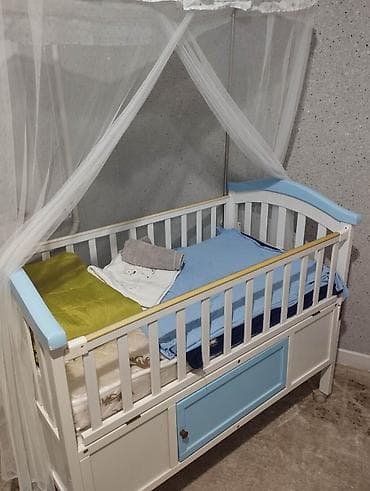 Детская кроватка с матрасом и ящиками для хранения. - Материал