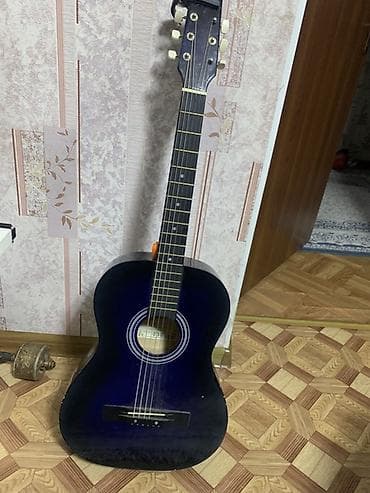 Акустическая гитара 4/4, классическая форма дредноут. Корпус с