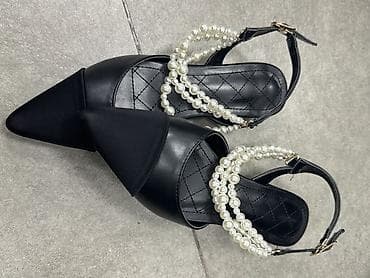 Туфли-лодочки с ремешком и жемчужными браслетами на щиколотке - Цвет