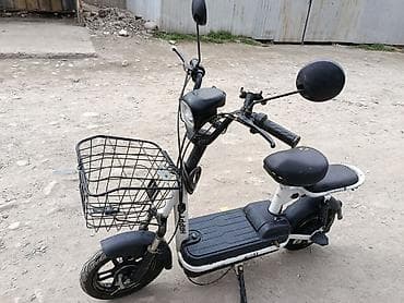 Электроскутер городского типа с педальной площадкой и сиденьем баасы