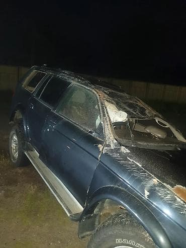 Внедорожник 5‑дверный, темно‑синий, на рамной основе. Колесная формула