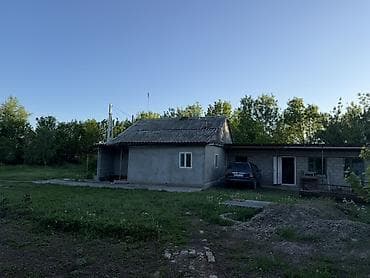 Продаётся жилой дом. - Большой зелёный участок с деревьями и