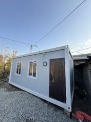 продаю дом расрочку: Модульный контейнер серого цвета с белой отделкой. Оснащен дверью и — 24