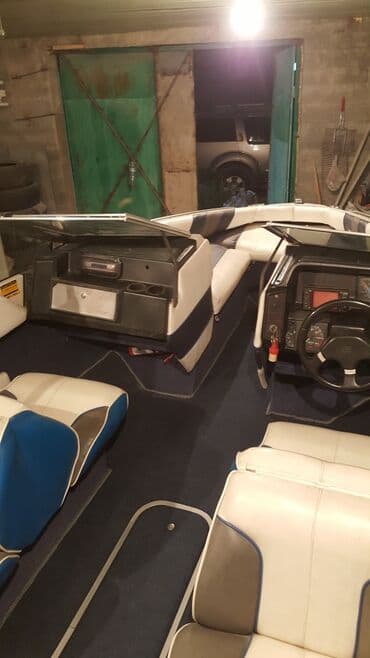 кара суу базары аренда: Катер Bayliner с сине-белой отделкой. Оборудован ветровым стеклом — 3