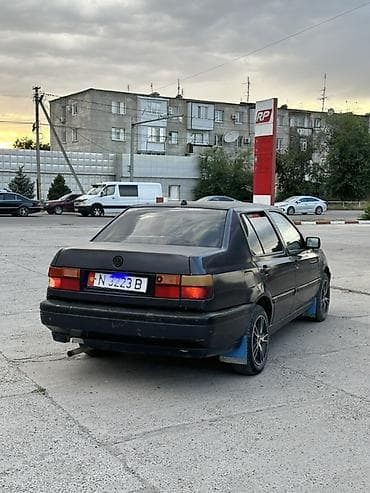 кок талаа: Volkswagen Vento: 1992 г., 1.8 л, Кол менен иштөөчү, Бензин, Седан — 3