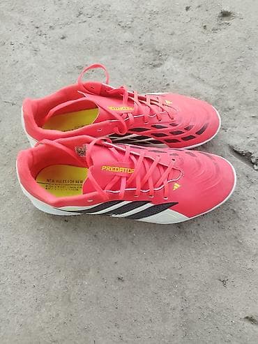 Спорт и хобби: Футбольные бутсы Adidas Predator (линиейка Predator, надписи PREDATOR — 3