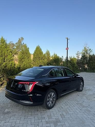 gak aion s: Hongqi EQM-5 седан бизнес‑класса Запас хода - 430 км по факту 400 км — 5