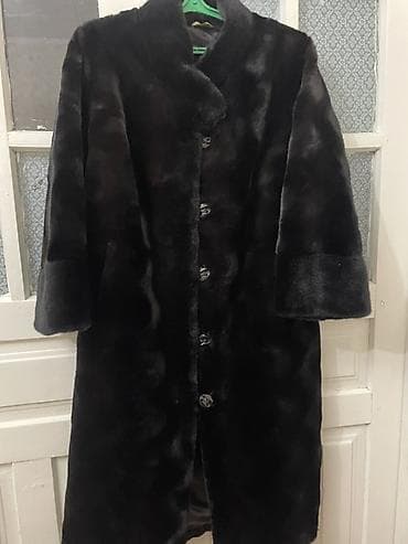 Женская шуба из тёмного меха (визуально — норка/мутон), классического