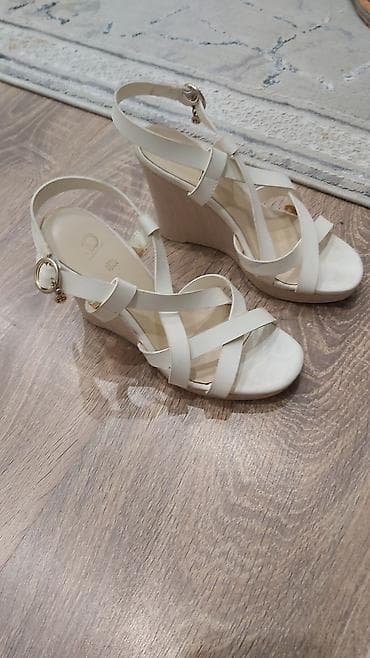 Женские сандалии на танкетке, цвет молочно-белый. - Верх