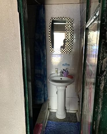 красная речка кыргызстан: ПРОДАЕТСЯ ДОМ . Барачного типа. Район базара возле милиции. Вода в — 7