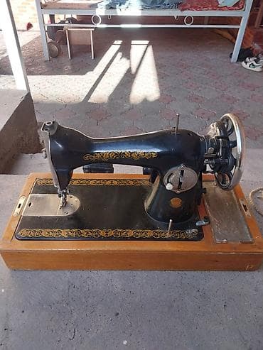 12 pro maks: Электромеханическая швейная машина на деревянном основании - Чугунная — 1