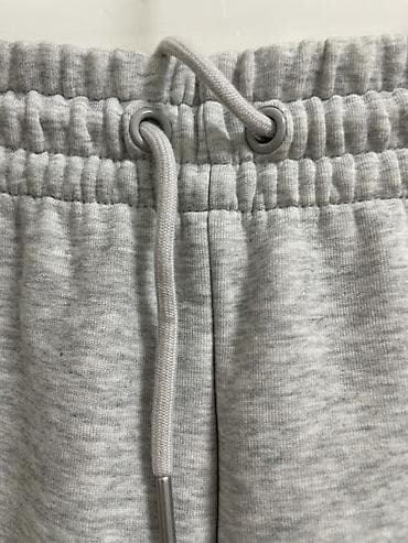 Личные вещи: Женские Серые спортивные штаны BADFIVE - Прямой крой с манжетами по — 3