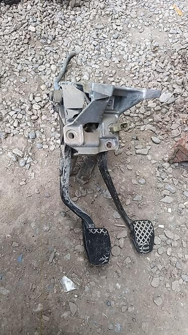 Педальный узел для МКПП (педали сцепления и тормоза в сборе) -