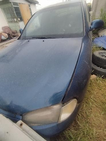 Синий компактный автомобиль Хундай аванте 95 год 1.5все есть(седан/)на