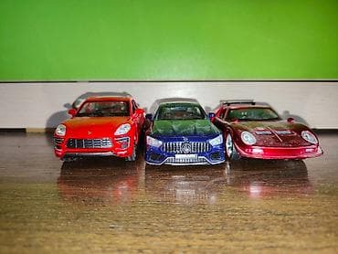 Metallic diecast 1:18 models: Porsche Macan, AMG GT 4-Door Coupe