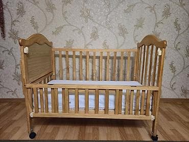 Детская кроватка из натурального дерева (сосна), на колесиках с — 3