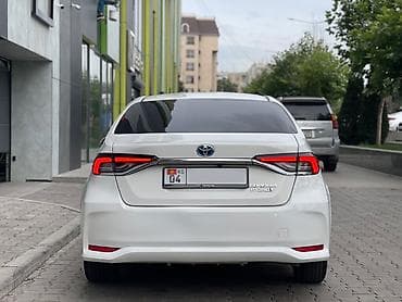 карола гибрид: Toyota Corolla: 2022 г., 1.8 л, Автомат, Гибрид, Седан — 4