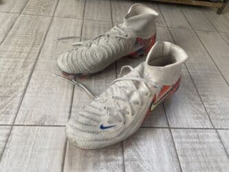 срочно продаю в связи с переездом: Продам Бутсы Nike phantomluna 41 размера, отлично сидит на стопе, шипы — 5