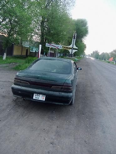 Седан темно-зеленого цвета, правый руль. Кузов 4-дверный, просторный