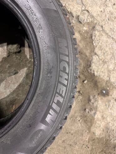 шины на нивы: Шины 225 / 65 / R 17, Зимняя шипованная, Б/у, Комплект, Внедорожные (АТ/МТ), Германия, Michelin — 4
