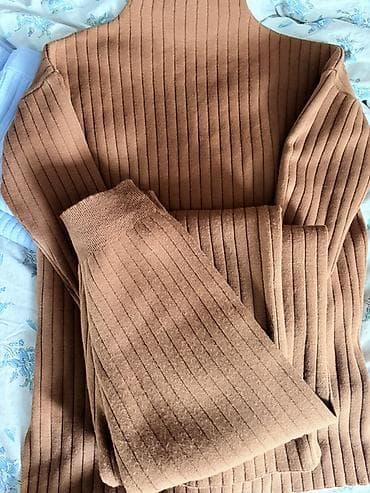 Трикотажный костюм-двойка в рубчик, цвет теплый карамель. Состав и