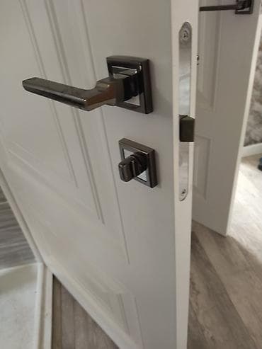 Металлические сейфовые двери: Межкомнатные двери в классическом стиле, белые, с фигурными филёнками — 4