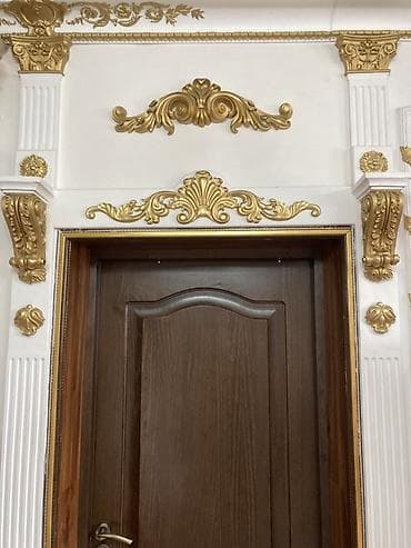Декор стен и потолка в классическом стиле: лепнина и панели под мрамор — 5