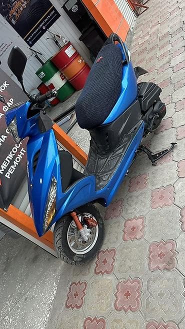 СРОЧНО ПРОДАЮ ПРАКТИЧЕСКИ НОВЫЙ СКУТЕР! Скутер 125 куб. см, синий, на