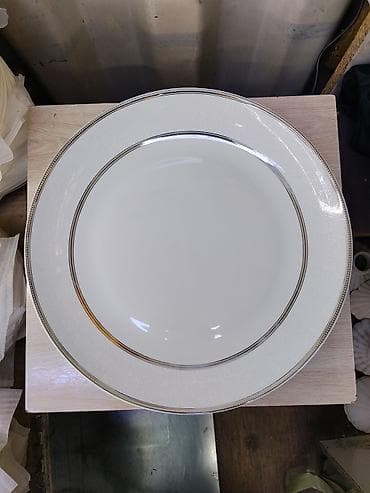 dinner table: Столовая тарелка из тонкого фарфора с элегантным серебристым декором — 1