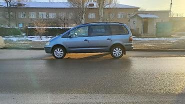 Просторный 7‑местный минивэн (левый руль), серый металлик. Основные