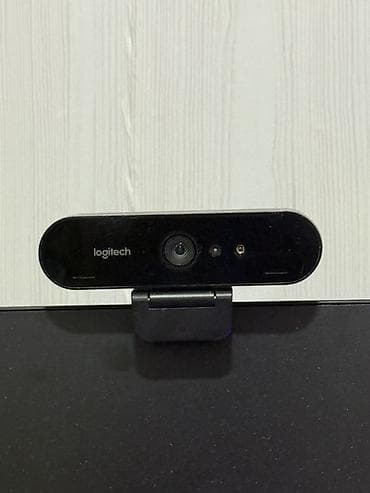 Веб‑камера Logitech (серия Brio/4K Pro — компактный ультраширокий