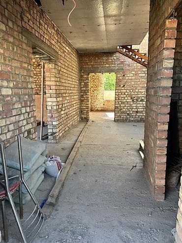 Продается 2х этажный дом. С подвалом, недостроенный. Первый этаж at lalafo.kg Продается 2х этажный дом. С подвалом, недостроенный. Первый этаж