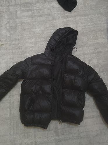 red centr: Мужская тёплая пуховая/стёганая куртка с капюшоном, чёрная, глянцевая — 1