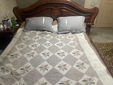 теплица бу: Классическая двуспальная кровать с резным изголовьем + прикроватная — 1